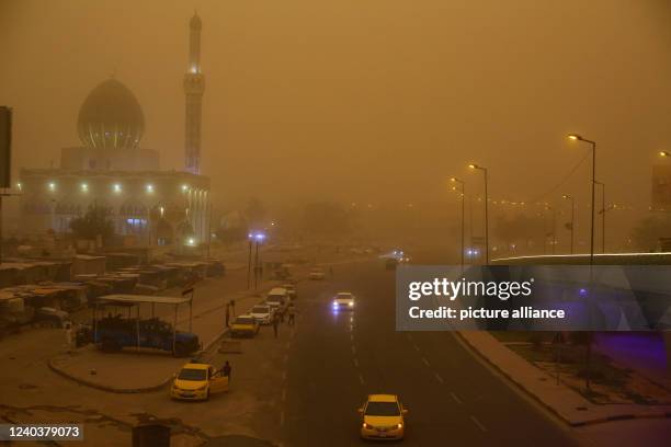 May 2022, Iraq, Baghdad: Vehicles move amid yellow dust due to dust storms that hit several areas across Iraq. Photo: Ameer Al-Mohammedawi/dpa