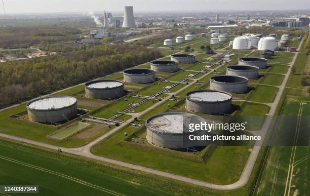 April 2022, Mecklenburg-Western Pomerania, Rostock: The large tank farm Ölhafen Rostock on the Baltic Sea. The state government and industry welcome...