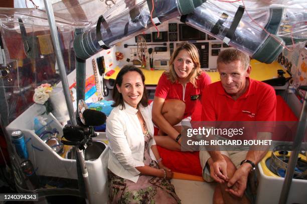 La candidate à l'investiture socialiste pour l'élection présidentielle de 2007, Ségolène Royal s'entretient avec la navigatrice Maud Fontenoy et le...