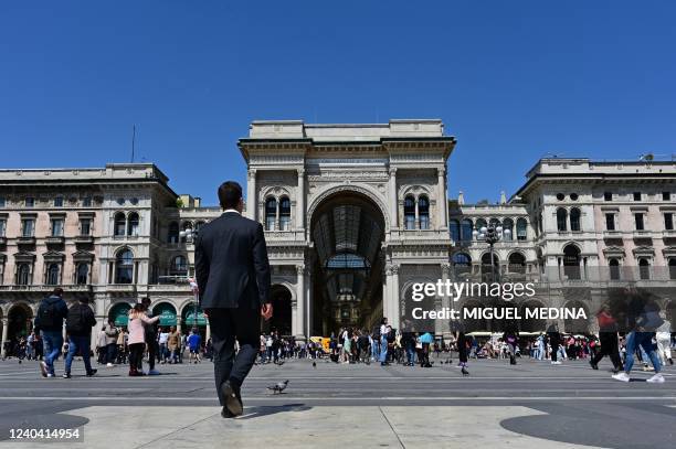 Picture taken on April 28, 2022 shows people strolling in front of the Vittorio Emanuel II gallery at Duomo square, center Milan.