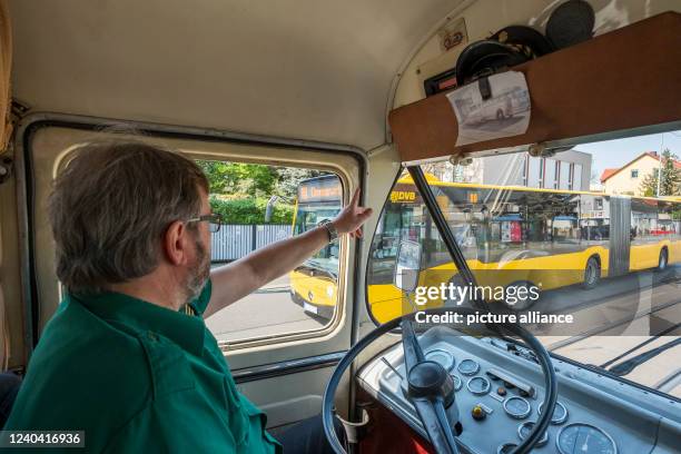 May 2022, Saxony, Dresden: Bus driver Ronald Günther greets an oncoming colleague from his "Ikarus 66" bus. The bus was built in the Hungarian Ikarus...