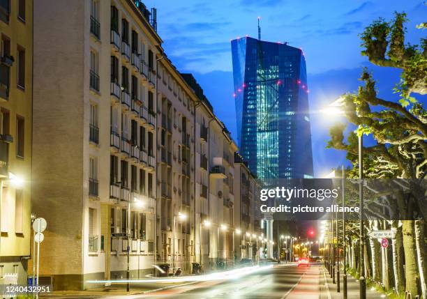 May 2022, Hessen, Frankfurt/Main: The European Central Bank headquarters stands behind the streetlights in the early morning light. In an interview,...