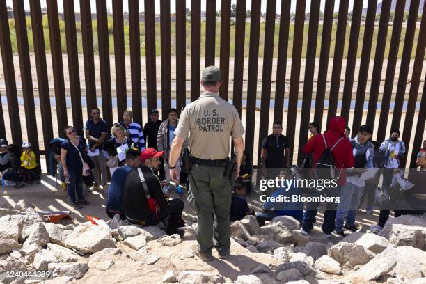 Border Patrol agents speaks with migrants seeking asylum after crossing the Mexico and U.S. Border in Yuma, Arizona, U.S. On Tuesday, May 3, 2022....