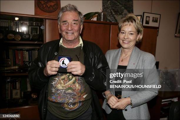 Peter Falk receives the medails of" the brigde des tigres "from Martine Montiel Director of the Judiciare police In Paris, France On November 23,...