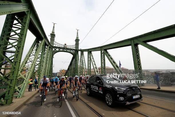 Riders cross the Liberty Bridge as they take the start of the first stage of the Giro d'Italia 2022 cycling race, 195 kilometers between Budapest and...