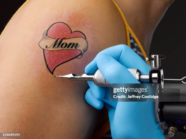 mom tattoo on arm - tatoeage stockfoto's en -beelden