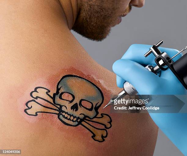 skull and cross bones tattoo - skull tattoos fotografías e imágenes de stock