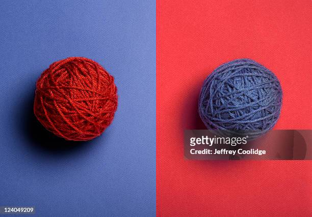red and blue balls of yarn - pelote de laine photos et images de collection