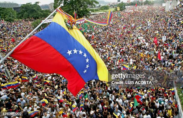 Hundreds of thousands of protesters take the streets of Caracas 12 August 2004, three days ahead of a referendum on the mandate of Venezuelan...