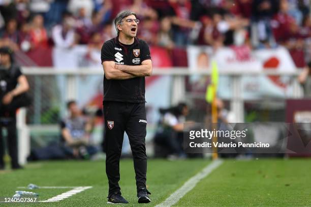 Torino FC head coach Ivan Juric shouts to his players during the Serie A match between Torino FC and SSC Napoli at Stadio Olimpico di Torino on May...