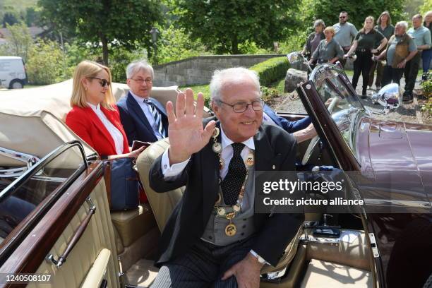 May 2022, Saxony-Anhalt, Ballenstedt: Eduard Prince von Anhalt drives up in a vehicle. He celebrates his 80th birthday in Ballenstedt. At the same...