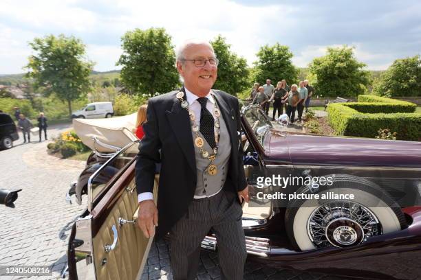 May 2022, Saxony-Anhalt, Ballenstedt: Eduard Prince von Anhalt drives up in a vehicle. He celebrates his 80th birthday in Ballenstedt. At the same...