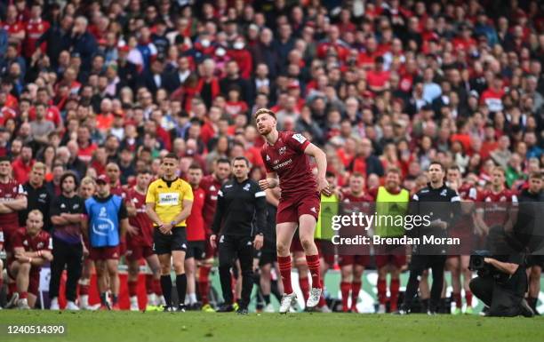 Dublin , Ireland - 7 May 2022; Ben Healy of Munster and his teammates and staff watch as his second kick in the 'place kick' competition is missed...
