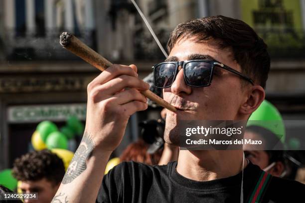 Joint Smoke Rapper 14,338 Big Joint Stock Photos, High-Res Pictures, and Images - Getty Images