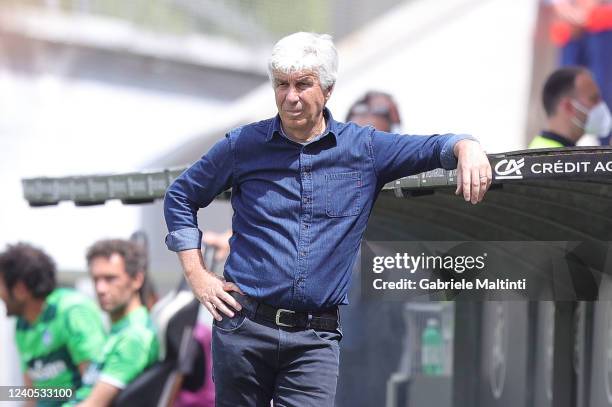 Giampiero Gasperini manager of Atalanta BC looks on during the Serie A match between Spezia Calcio and Atalanta BC at Stadio Alberto Picco on May 8,...