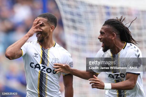 Mason Holgate of Everton celebrates after scoring a goal to make it 1-2 during the Premier League match between Leicester City and Everton at The...