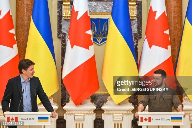 Ukrainian President Volodymyr Zelensky and Canada's Prime Minister Justin Trudeau adresses a joint press conference in Kyiv on May 8, 2022 amid the...