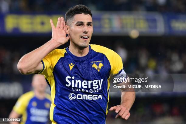 Hellas Verona's Italian midfielder Davide Faraoni celebrates after opening the scoring during the Italian Serie A football match between Hellas...