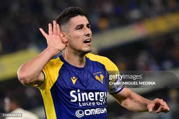 Hellas Verona's Italian midfielder Davide Faraoni celebrates after opening the scoring during the Italian Serie A football match between Hellas...