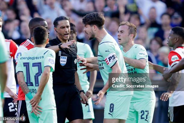 Referee Serdar Gozubuyuk awarded a penalty to Feyenoord in the 96th minute, Marco van Ginkel of PSV, Mario Gotze of PSV are furious during the Dutch...