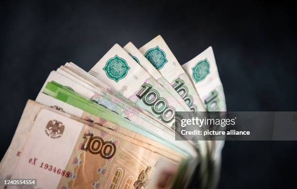 May 2022, Baden-Wuerttemberg, Rottweil: A man holds ruble bills in his hand. Photo: Silas Stein/dpa