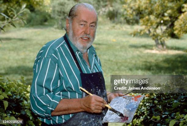 Artiste Bernard Buffet dans sa maison en train de peindre