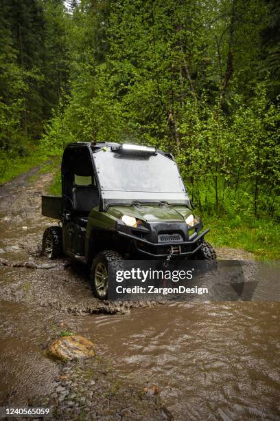 off roading utv in wet environment. - off highway vehicle stock pictures, royalty-free photos & images