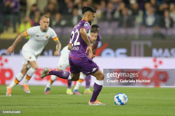 Nicolas Gonzalez of ACF Fiorentina scores the opening goal during the Serie A match between ACF Fiorentina and AS Roma at Stadio Artemio Franchi on...