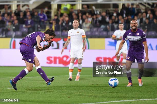 Giacomo Bonaventura of ACF Fiorentina scores second goal disallowed by referee during the Serie A match between ACF Fiorentina and AS Roma on May 9,...