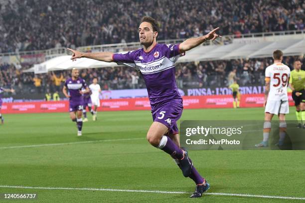 Giacomo Bonaventura of ACF Fiorentina celebrates scoring first goal during the Serie A match between ACF Fiorentina and AS Roma on May 9, 2022 in...