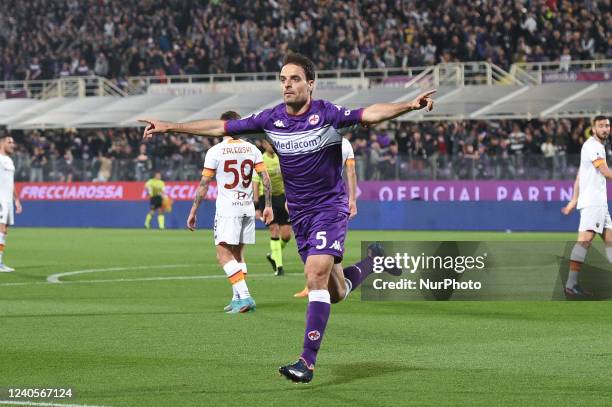 Giacomo Bonaventura of ACF Fiorentina celebrates scoring first goal during the Serie A match between ACF Fiorentina and AS Roma on May 9, 2022 in...