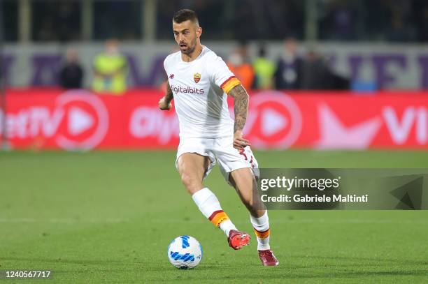 Leonardo Spinazzola of AS Roma in action during the Serie A match between ACF Fiorentina and AS Roma at Stadio Artemio Franchi on May 9, 2022 in...