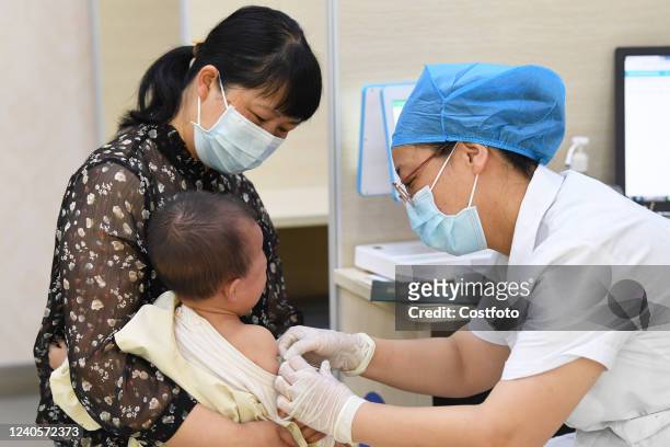 Nurse vaccinates a child against chickenpox at a vaccination station of the People's Hospital in Guiyang, Guizhou Province, China, May 10, 2022.