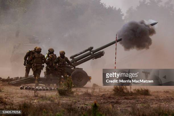 Soldiers of the Belgian armed forces, participate with the Lightgun 1 105mm howitzer in the Wettiner Heide international joint military exercises of...