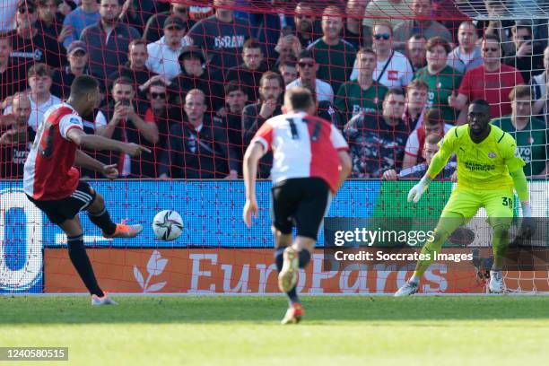 Cyriel Dessers of Feyenoord scores his goal to make it 2-2, Yvon Mvogo of PSV during the Dutch Eredivisie match between Feyenoord v PSV at the...