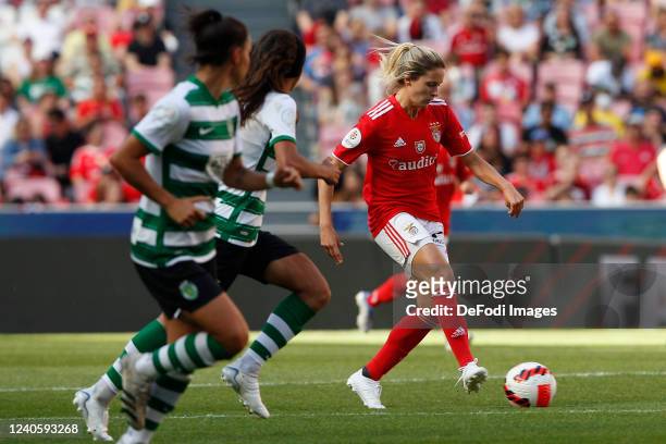 Cloe Lacasse of SL Benfica controls the ball during Liga BPI match between SL Benfica and Sporting CP at Estadio da Luz on May 8, 2022 in Lisbon,...