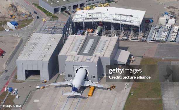 Beluga, a transport aircraft of the aircraft manufacturer Airbus, is loaded and unloaded on the premises of the Airbus plant in Finkenwerder. Photo:...