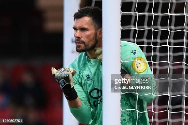 Watford's English goalkeeper Ben Foster gestures during the English Premier League football match between Watford and Everton at Vicarage Road...