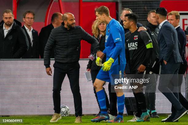 Alkmaar coach Pascal Jansen, AZ Alkmaar goalkeeper Peter Vindahl-Jensen during the Dutch Eredivisie match between FC Utrecht and AZ at Stadion...