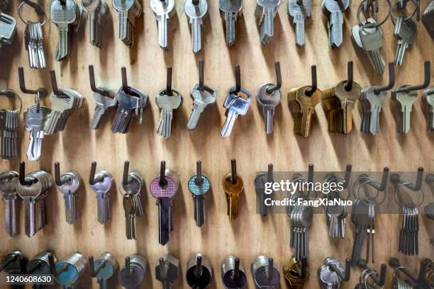 de vertoning van de kleinhandel van lege sleutels bij muur bij slotenmakerworkshop - locksmith stockfoto's en -beelden