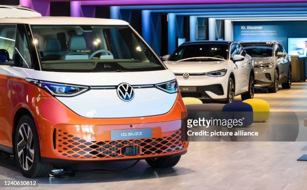 May 2022, Lower Saxony, Wolfsburg: A Volkswagen ID.Buzz electric bus and the ID.5 and ID.4 electric cars are parked in Autostadt at the Volkswagen...