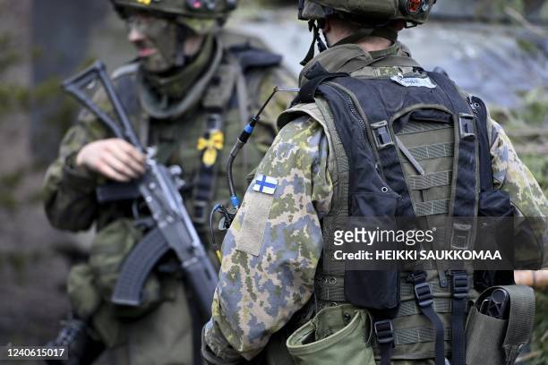 Picture taken on May 4, 2022 shows Finnish soldiers during the Arrow 22 exercise at the Niinisalo garrison in Kankaanpää, western Finland. - Finnish...