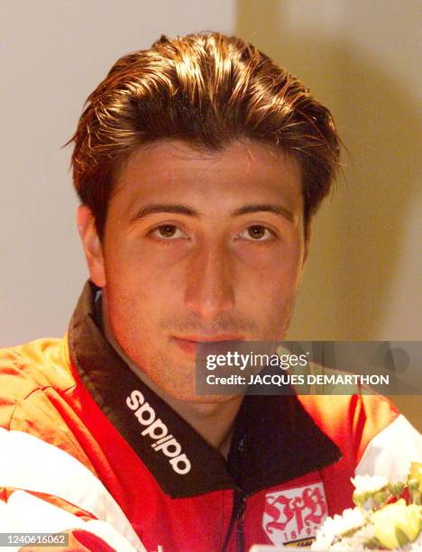 Portrait du joueur de football suisse Murat Yakin - milieu de terrain du VfB Stuttgart - le 12 mai 1998 à Stockholm lors d'une conférence de presse à...
