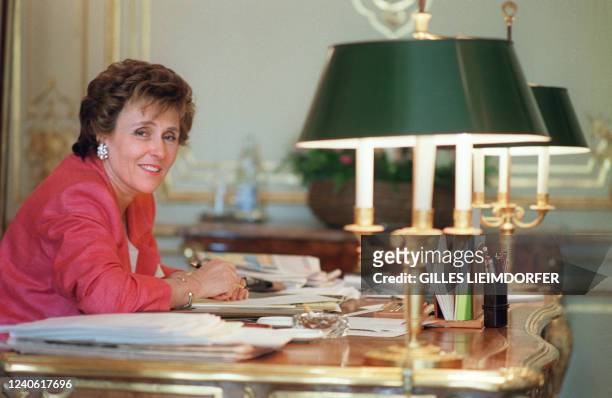 Le Premier ministre Edith Cresson est assise à son bureau à l'hôtel Matignon le 18 mai 1991 à Paris au lendemain du premier conseil des ministres de...
