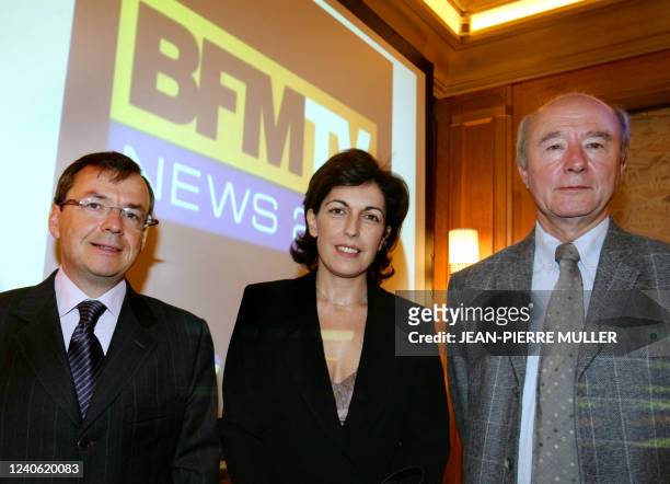 Alain Weill , président de NextRadioTV, et les journalistes Ruth Elkrief et Olivier Mazerolle posent le 09 novembre 2005 à Paris lors d'une...