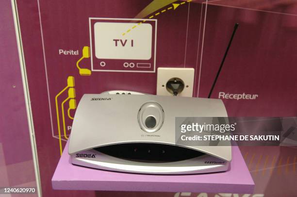 Photo d'un dispositif de Télévision Numérique Terrestre prise le 09 mars 2005 à Paris lors du salon de la réception numérique, consacré à toutes les...