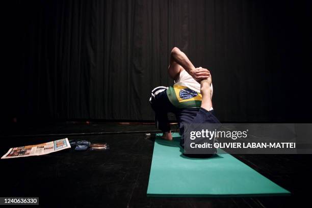 Un danseur s'étire le 16 Octobre 2006 dans les coulisses du Lido à Paris. Le "plus célèbre cabaret du monde", qui fête ses 60 ans jusquen juillet...