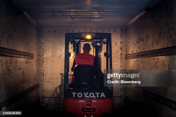 Telehandler Loading Bay Truck Loading Bay Photos and Premium High Res Pictures - Getty Images