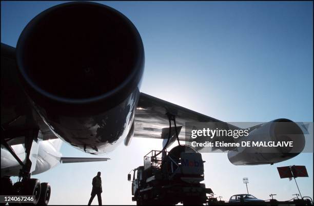 Illustration: aircraft kerosene refueling In Orly, France In 2001 - Airbus A-340.