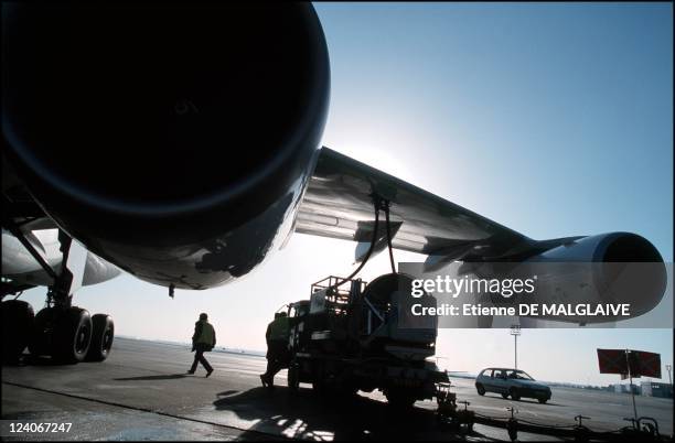 Illustration: aircraft kerosene refueling In Orly, France In 2001 - Airbus A-340.